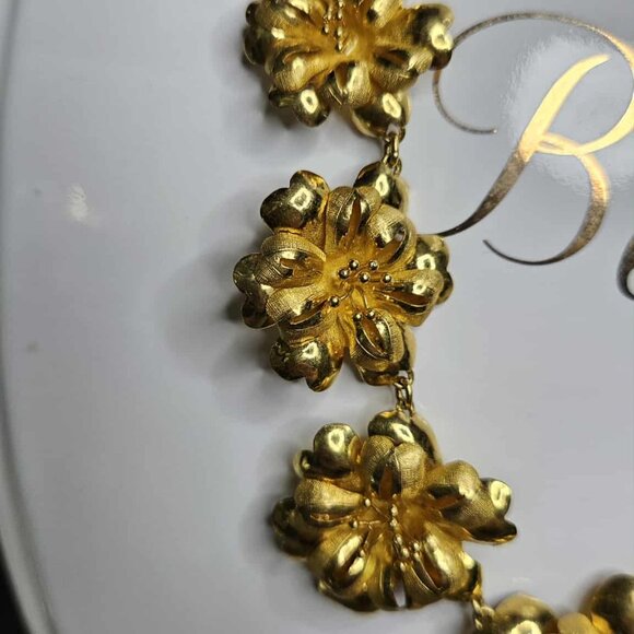 Radiant 22k Yellow Gold Flower Necklace - Picture 11 of 11